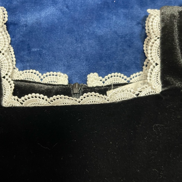 Elegant Velvet Kids Dress in Black - Picture 5 of 8